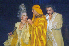 Olaf Böhme als Graf Brühe in "August der Schwache" mit Angela Zschaler (li) und Frank Liebmann (m)